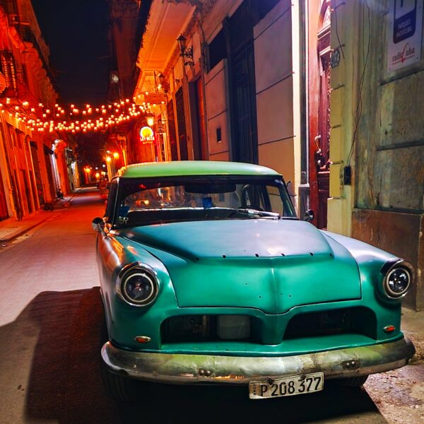 Vieille voiture américaine de nuit