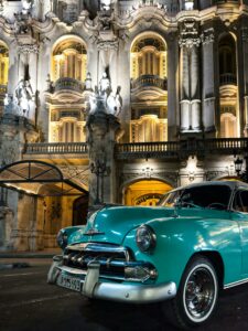 Vieille voiture américaine devant le Teatro Nacional